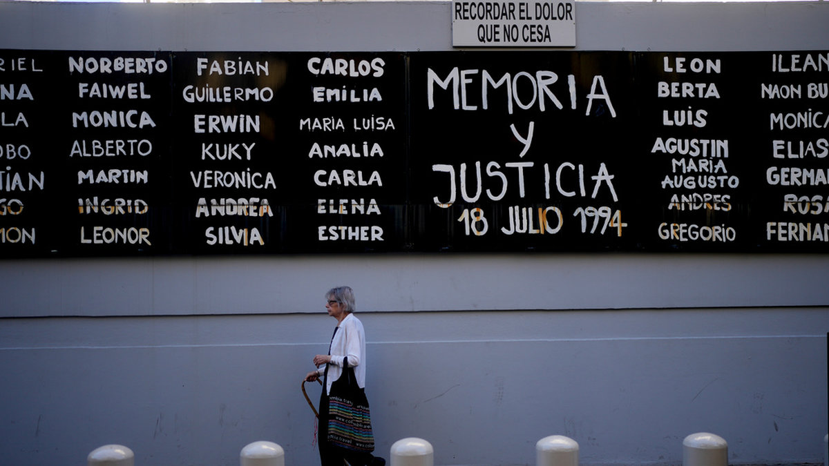 Namnen på de personer som omkom i bombattentatet vid Amia-centret i Buenos Aires. Bild från tidigare i år.