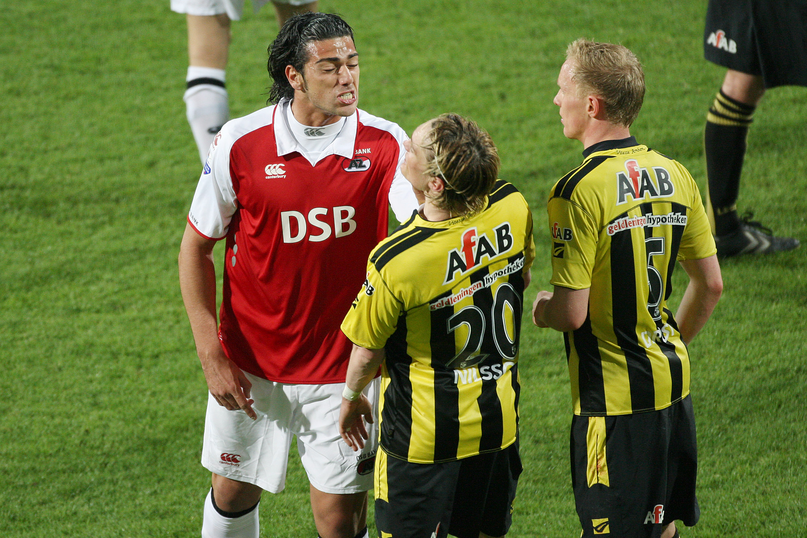 Graziano Pelle, AZ Alkmaar, ger Lasse Nillson en örfil. Här spelar han för Vitesse.