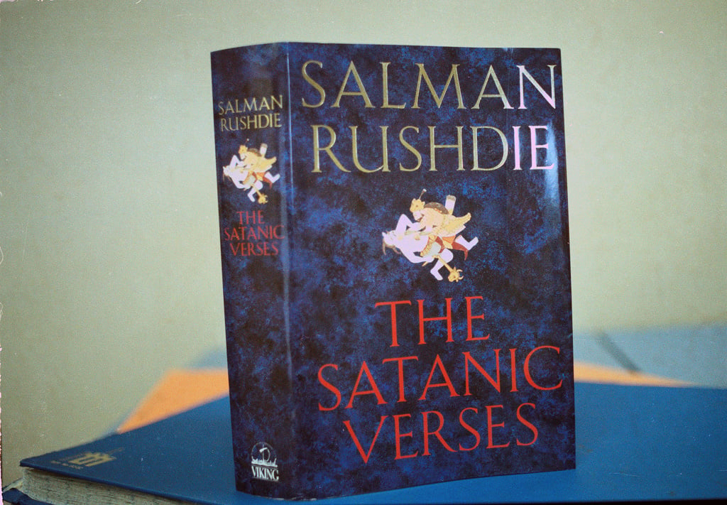 'Satansverserna' toppar flera bokhandlares listor efter fredagens attack på författaren Salman Rushdie.