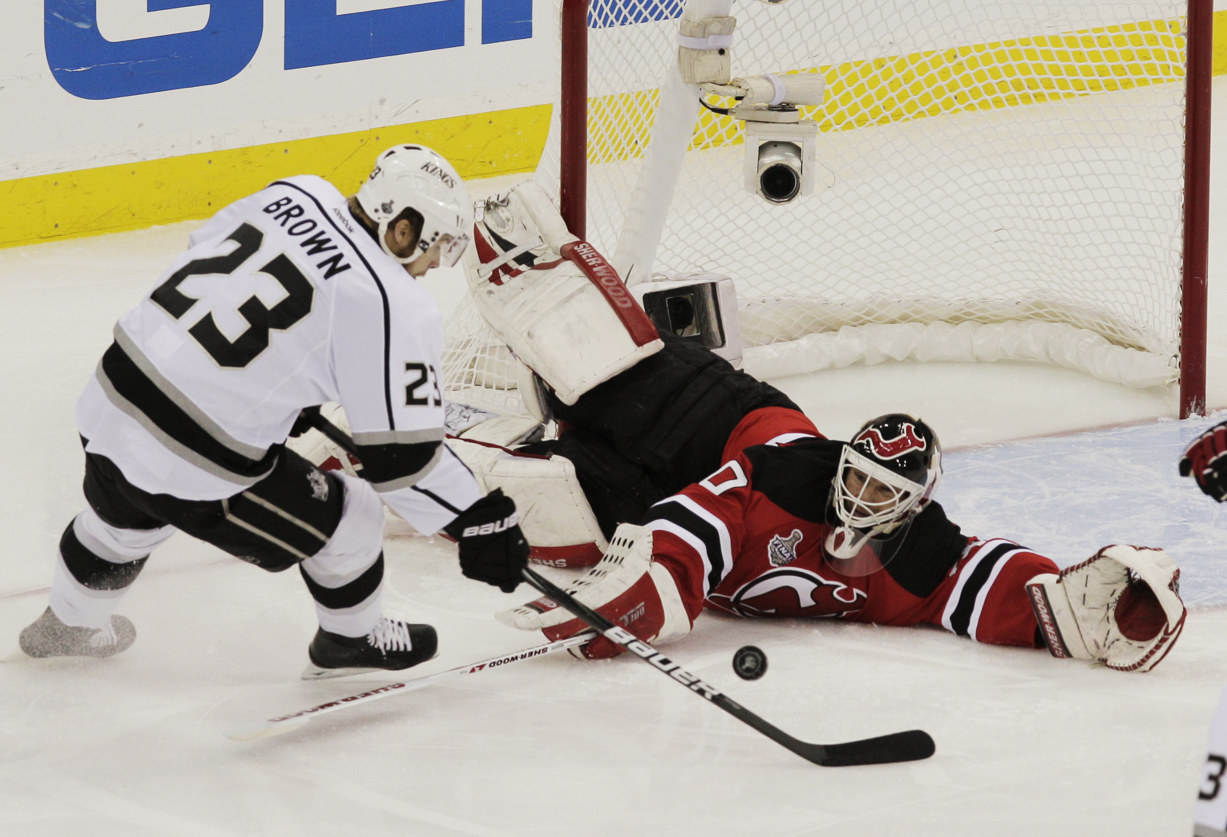 Devils rutinerade målvakt Martin Brodeur stoppar Dustin Brown effektivt. Devils rutinerade målvakt Martin Brodeur stoppar Dustin Brown effektivt.