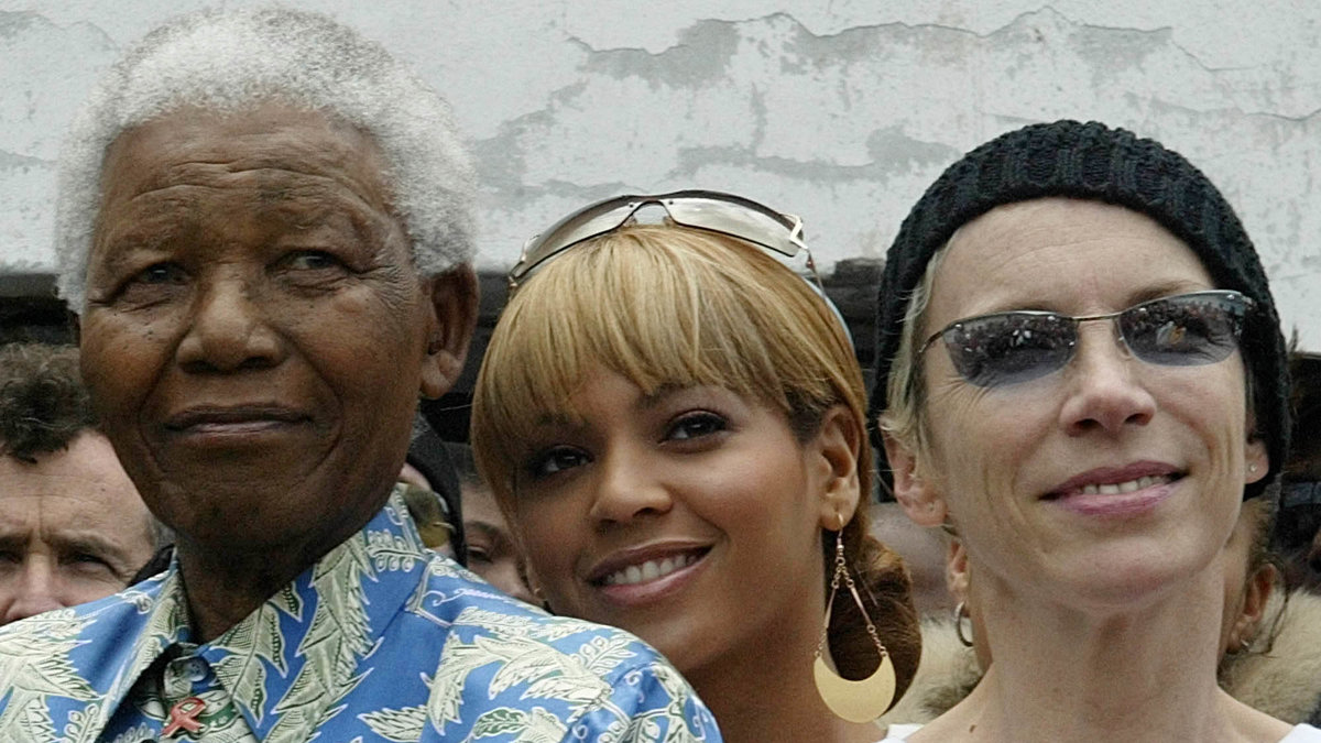 Tillsammans med Nelson Mandela 2003.