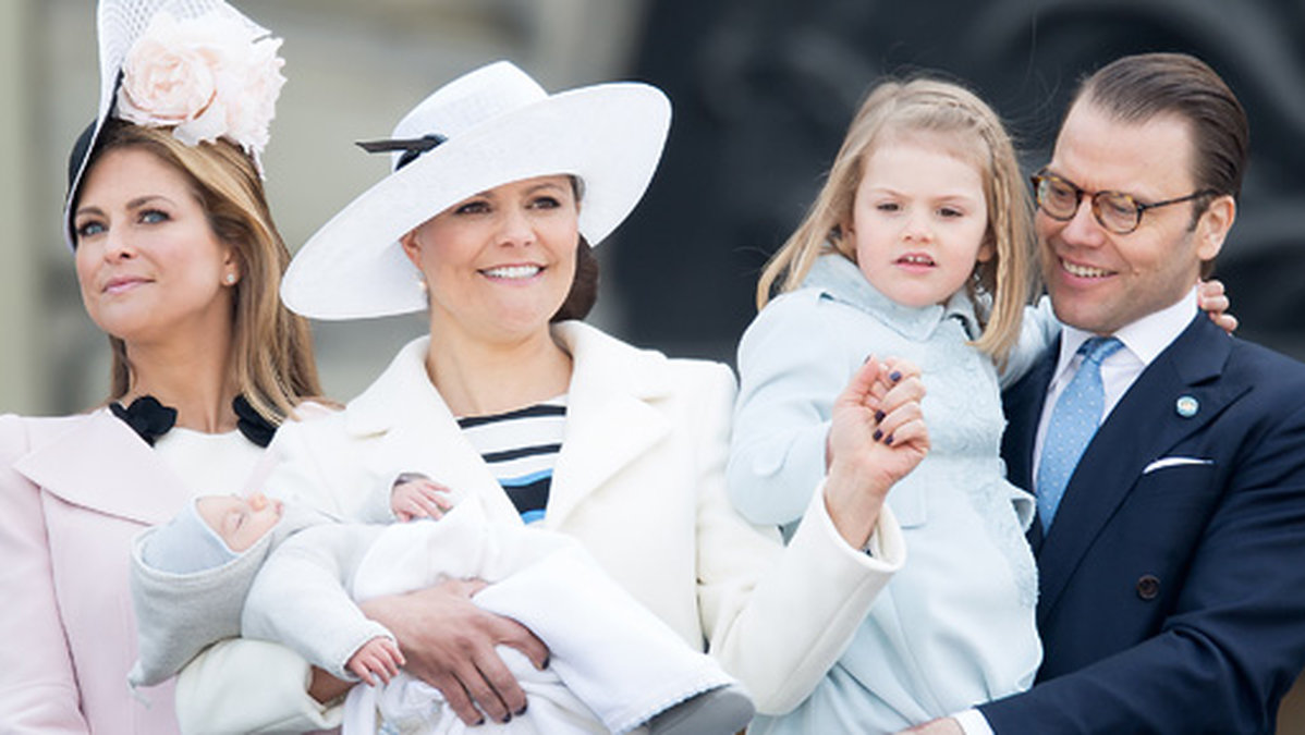 Prins Oscar i mamma Victorias famn under kungens 70-års dag den 30 april. 