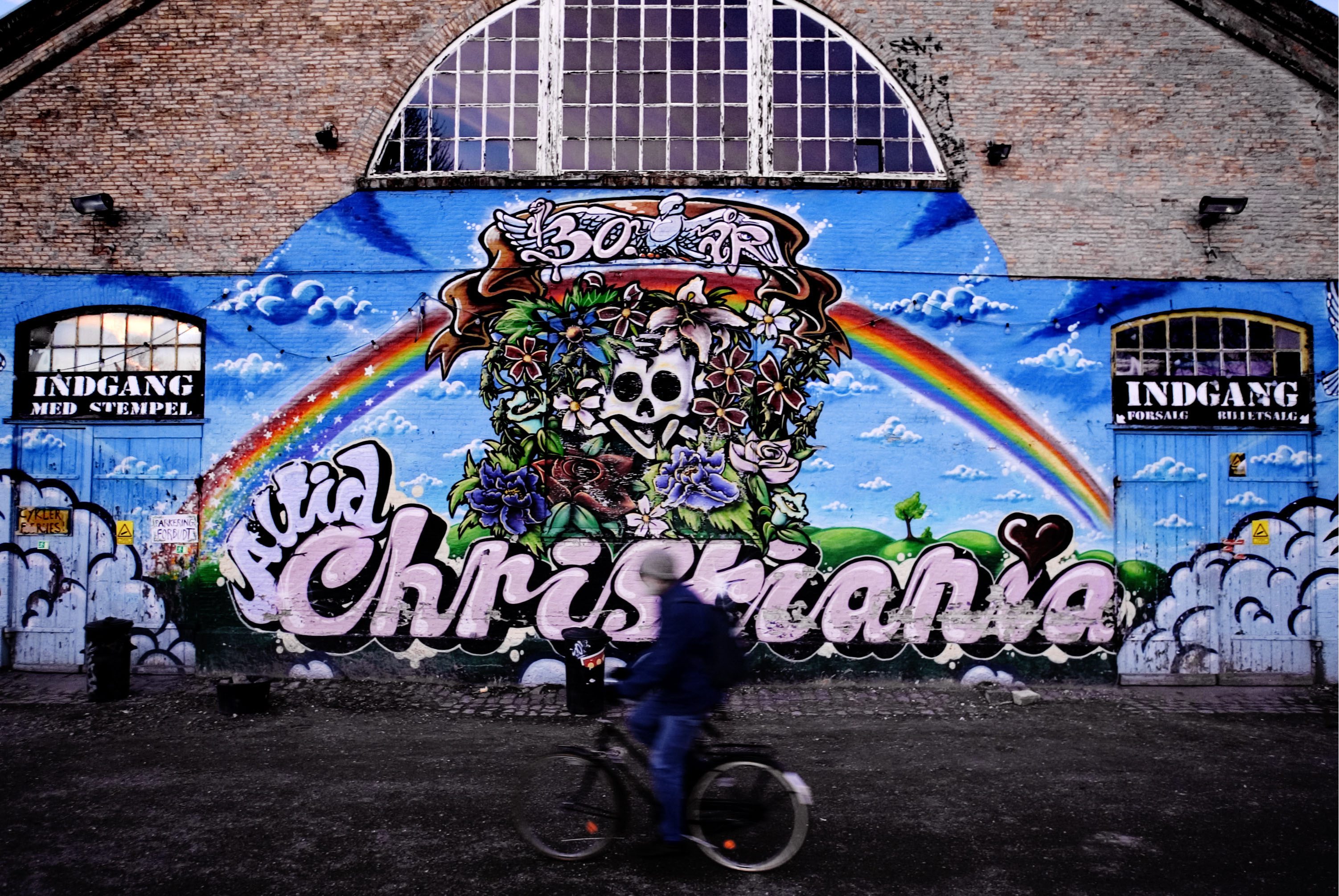 Februari 2004. Gråa hallen i Christiania. Danska regeringen har beslutat att Christiana får vara kvar, så länge invånarna börjar bete sig som "normala individer."