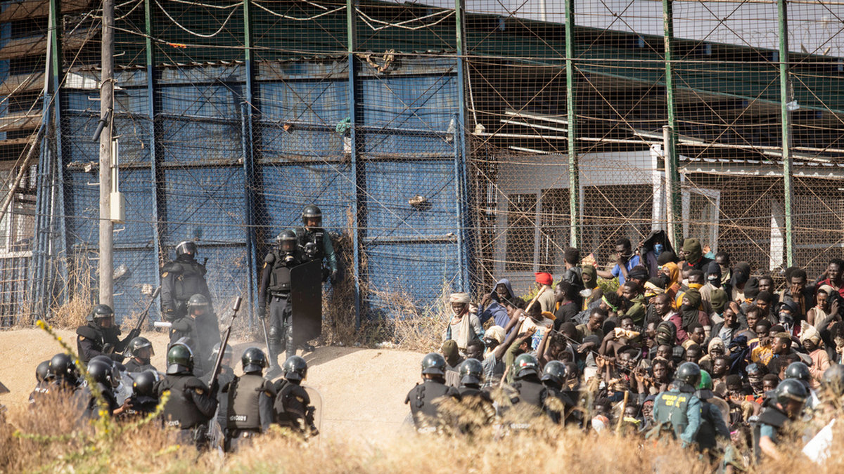 Våldsamheter uppstod när tusentals migranter korsade gränsen mellan Marocko och spanska enklaven Melilla den 24 juni.