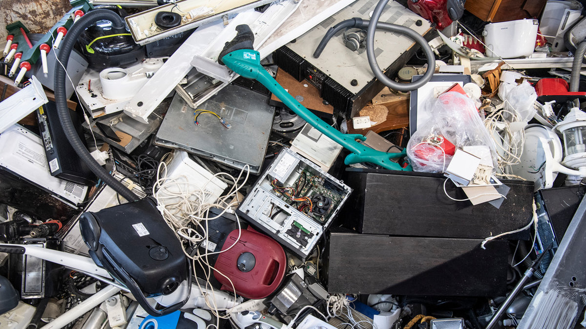 Lagligt kasserad elektronik på en återvinningscentral. Arkivbild.