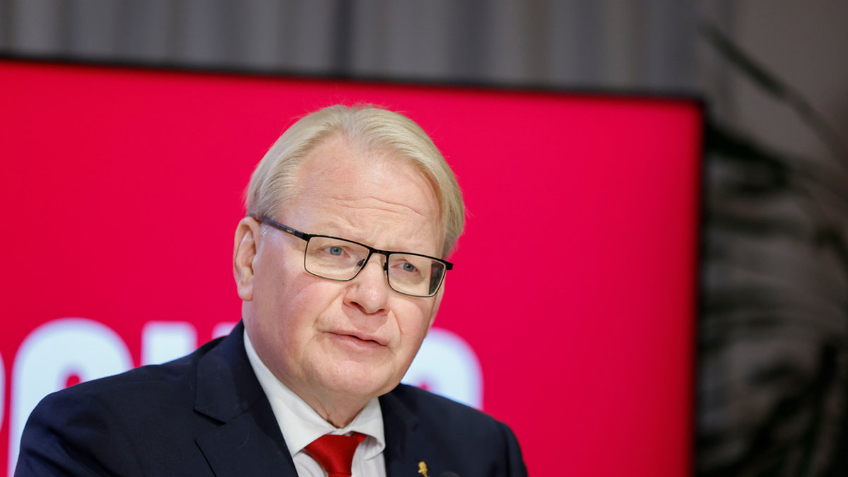Peter Hultqvist (S) KU-anmäler statsminister Ulf Kristersson (M).