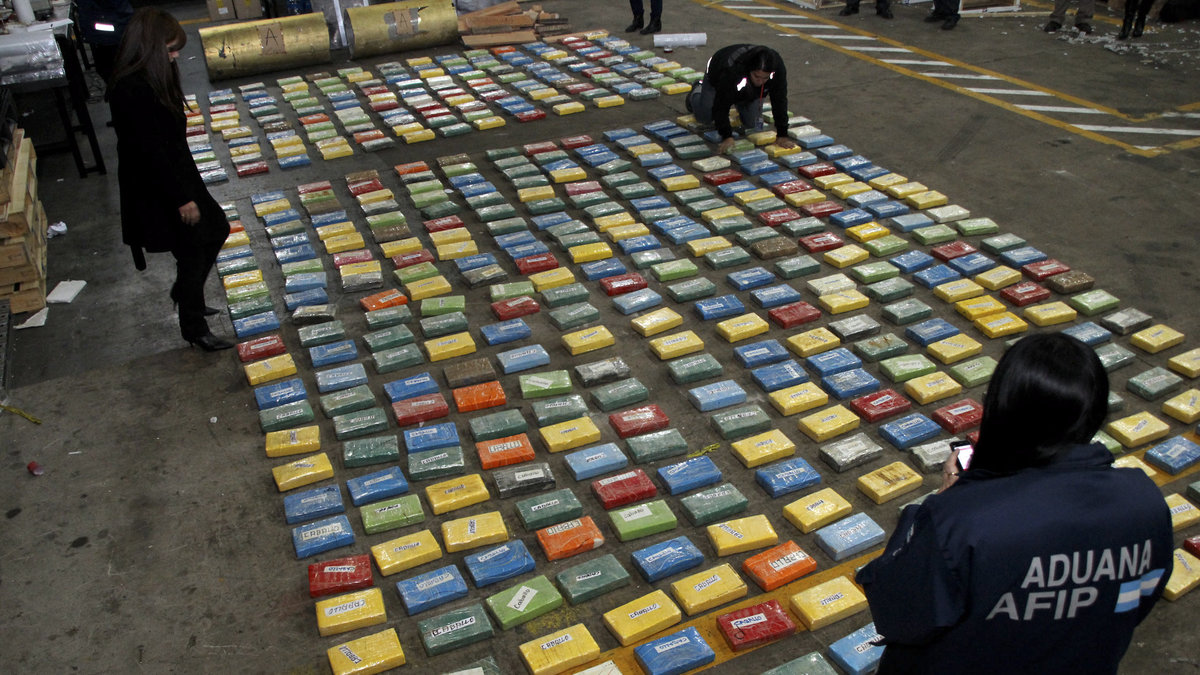 Inuti maskinutrustningen hittades 490 paket innehållande ett halv ton kokain.