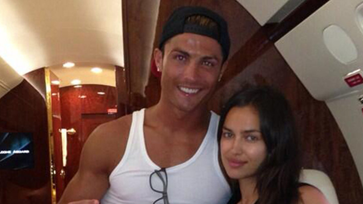 Cristiano Ronaldo och hans flickvän Irina Shayk åker privatjet.