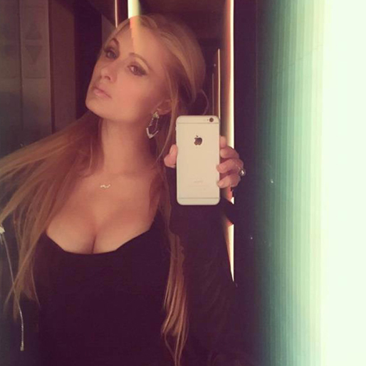 Paris Hilton bjuder på en selfie. Paris Hilton bjuder på en selfie.