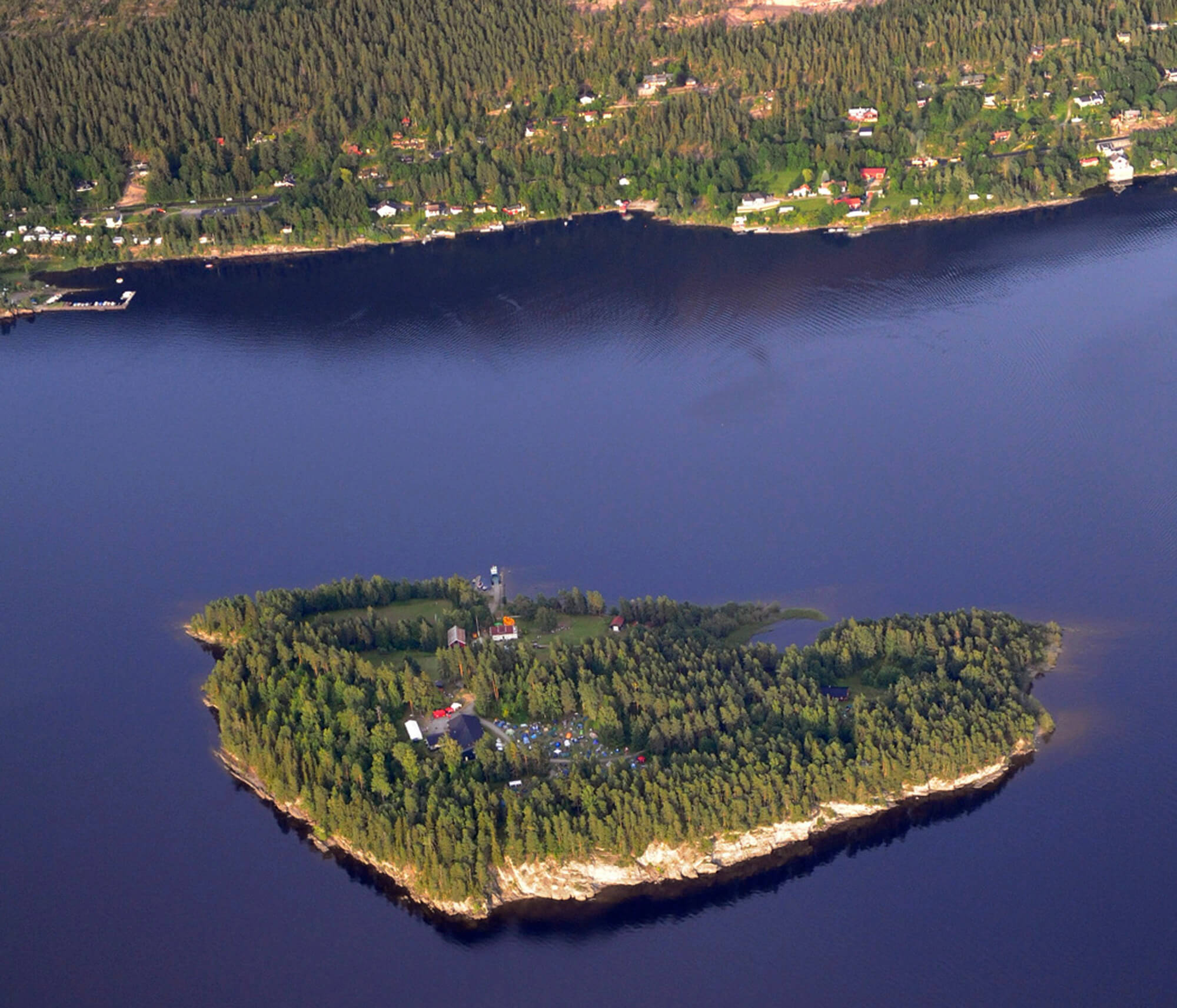 Utøya är en stor ö i insjön Tyrifjorden, belägen 38 kilometer nordväst om Oslo. Utøya är en stor ö i insjön Tyrifjorden, belägen 38 kilometer nordväst om Oslo.