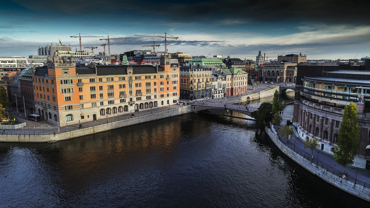 Stockholmspolisen ska höja säkerheten vid 'symboliskt viktiga byggnader'. Flygbild över regeringskansliet, Rosenbad och Sagerska palatset, med Riksbron och riksdagshuset till höger. Arkivbild.