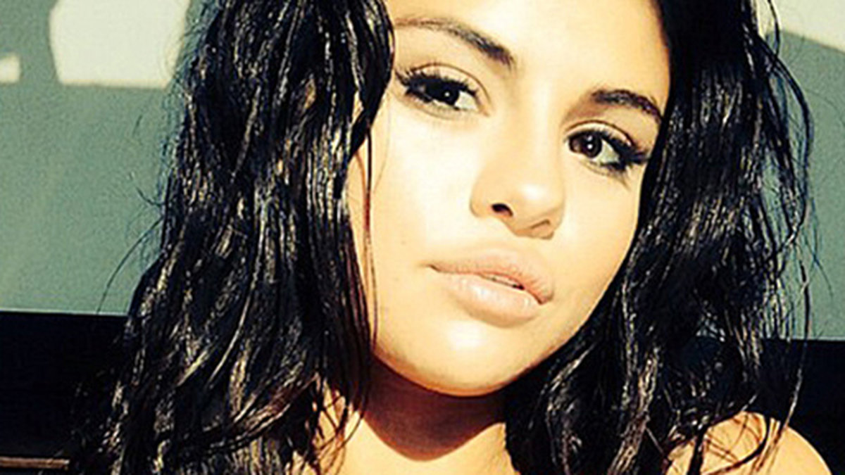 Selena Gomez tar en selfe. 
