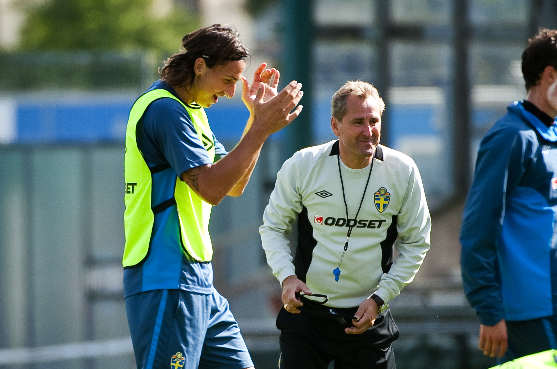 Zlatan applåderar sina lagkamrater. Zlatan applåderar sina lagkamrater.