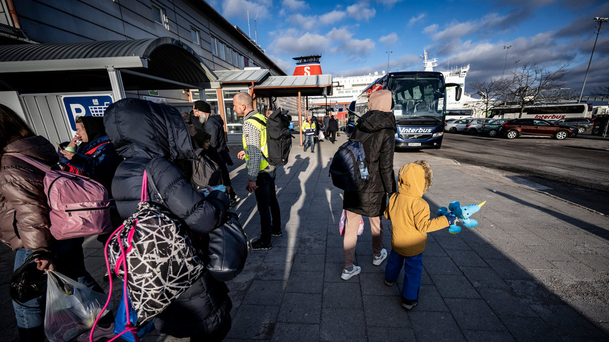 Ukrainska flyktingar i Karlskronas hamn. Personerna på bilden har ingen koppling till artikeln. Arkivbild.