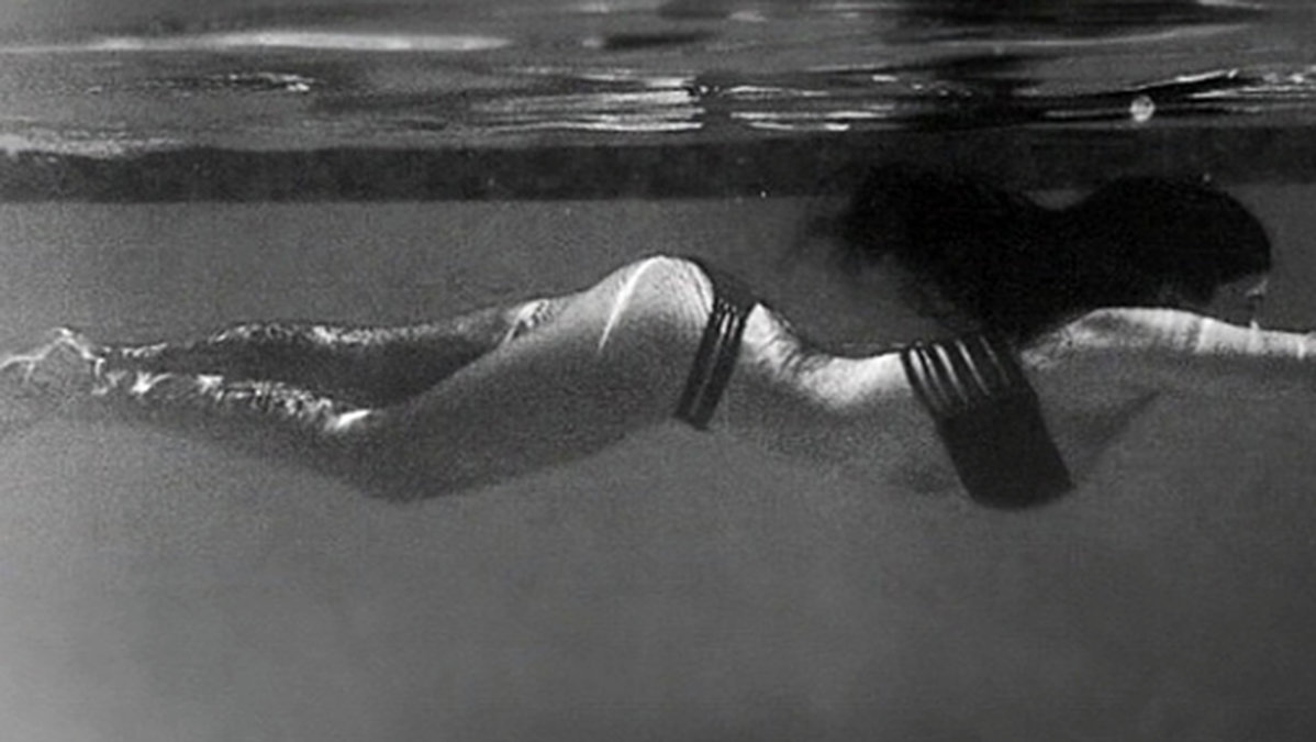 Kim Kardashian simmar i poolen.