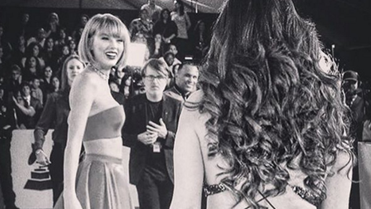 Selena bjuder på en bild på bästisen Taylor Swift från Grammy-galan.