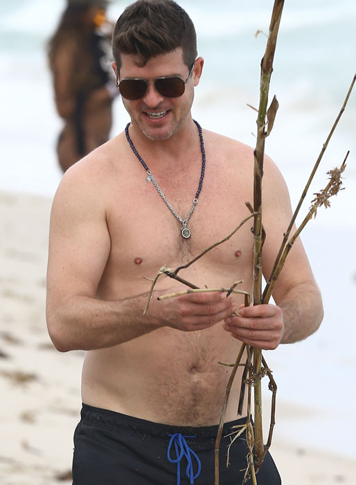 Robin Thicke leker True Detective på stranden. Robin Thicke leker True Detective på stranden.