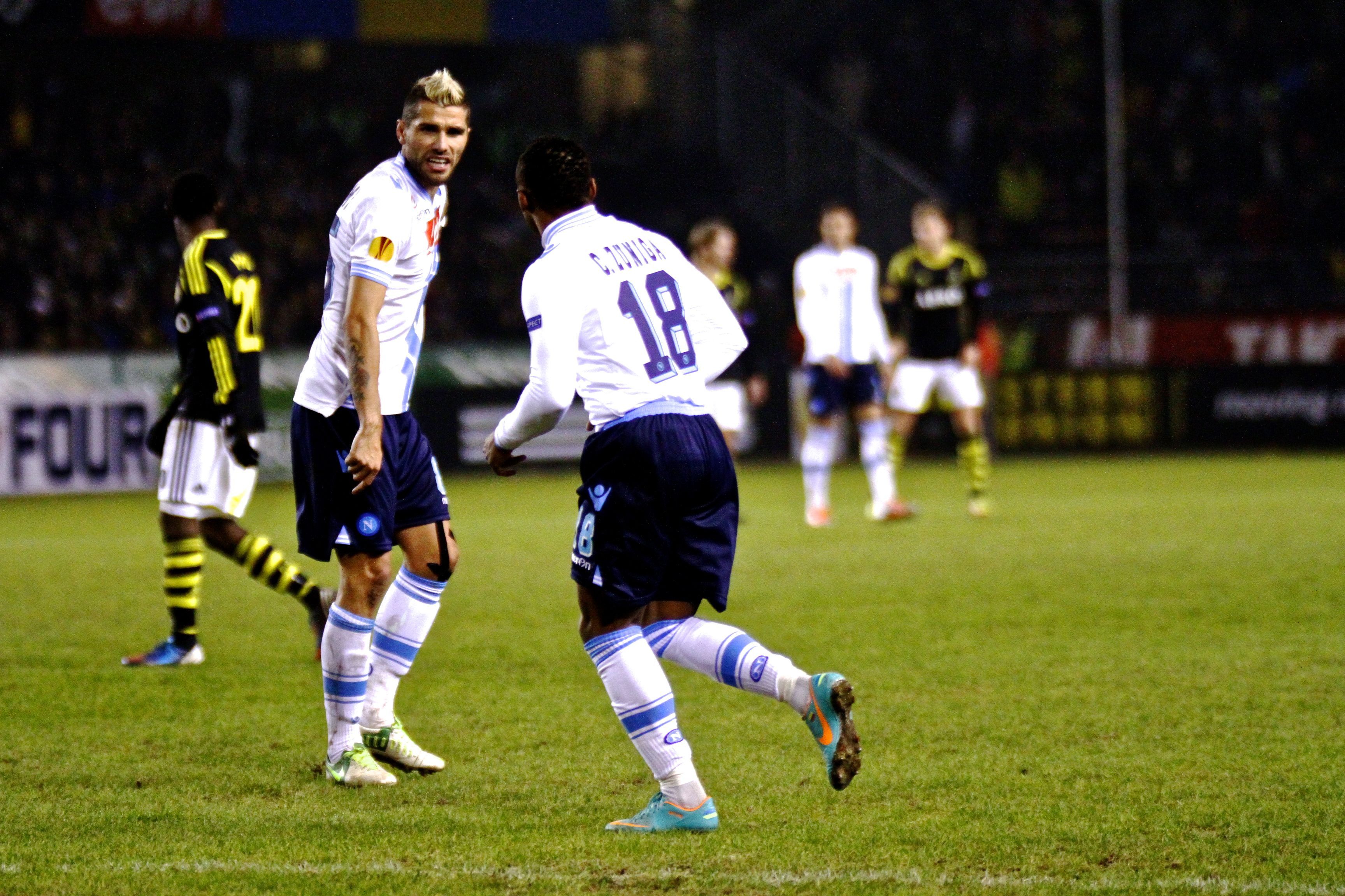 Matchens gnällspik var Valon Behrami som sedan filmade till sig ett gult kort. Matchens gnällspik var Valon Behrami som sedan filmade till sig ett gult kort.