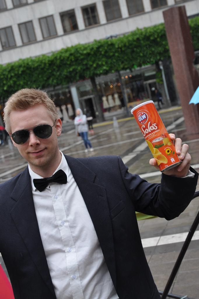 Kille på väg till bröllop som blev sugen på chips. Kille på väg till bröllop som blev sugen på chips.