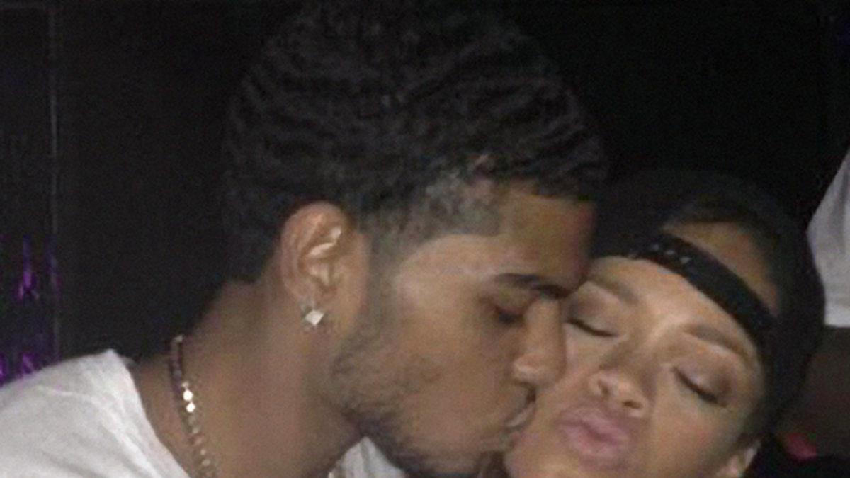 Rihanna pussades med ett fan på en nattklubb.