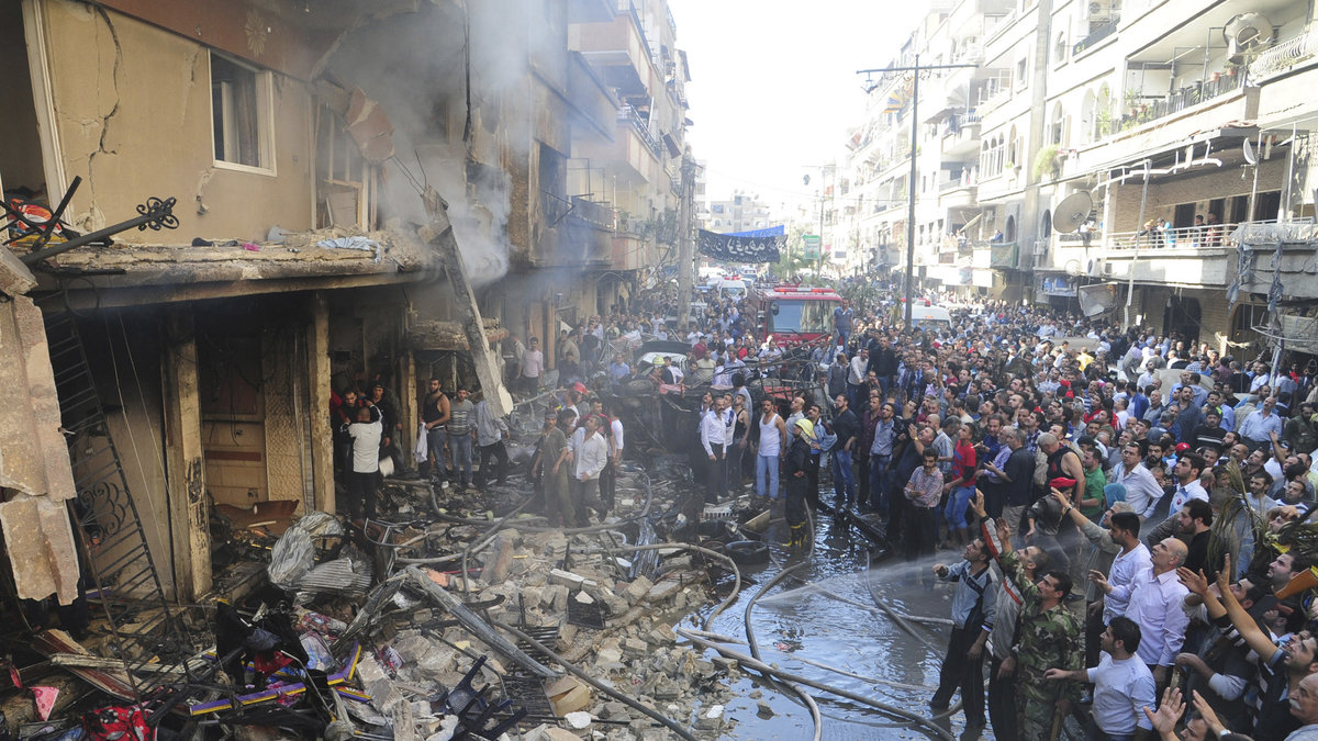 Skadade hus efter att en bilbomb exploderat i Damaskus.