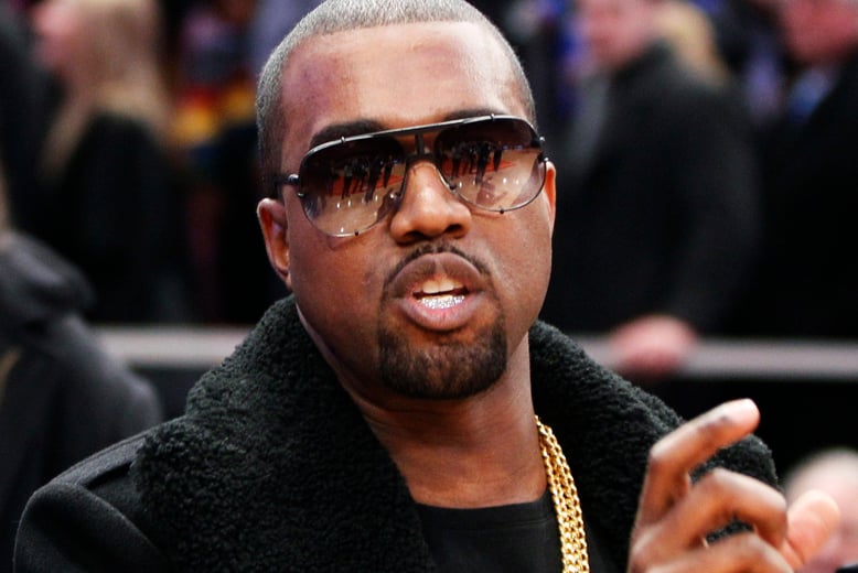 När Kanye West var i Australien var ett måste i hans rider importerade Versace-handdukar. Och om en privatchaufför ska köra honom mer än 100 meter så är chauffören tvungen att bära kläder i 100 procent bomull. Syntetiska material undanbedes! 