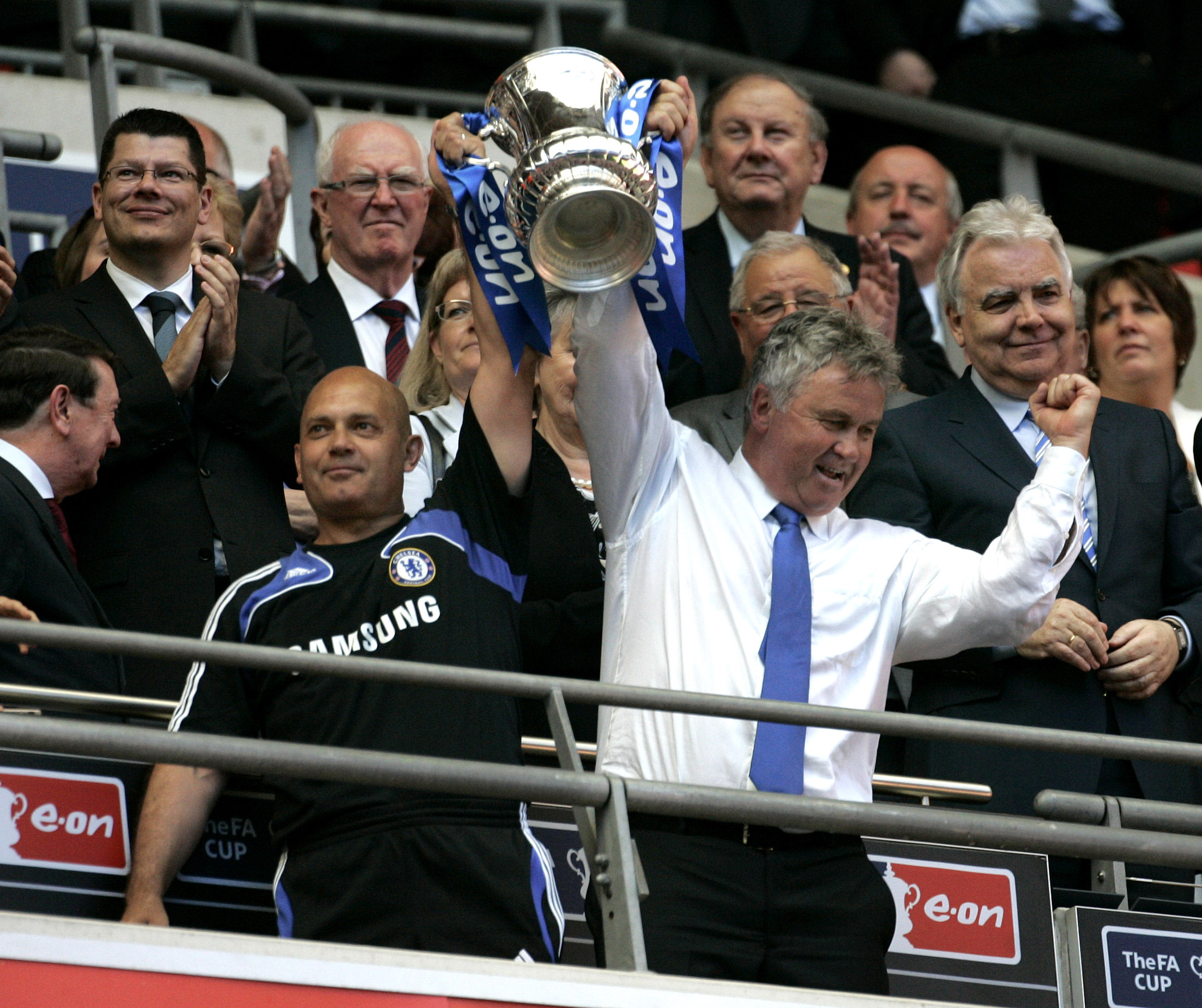 Guus Hiddink gjorde vad han kunde med Chelsea våren 2009 då han tog klubben till en semifinal i Champions League och en vinst i FA-cupen på fyra månader som tränare.
