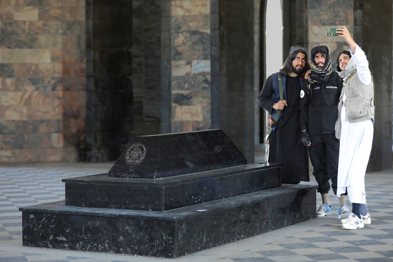 Talibaner tar en gruppbild vid den afghanske kungen Nadir Shahs grav i Kabul.