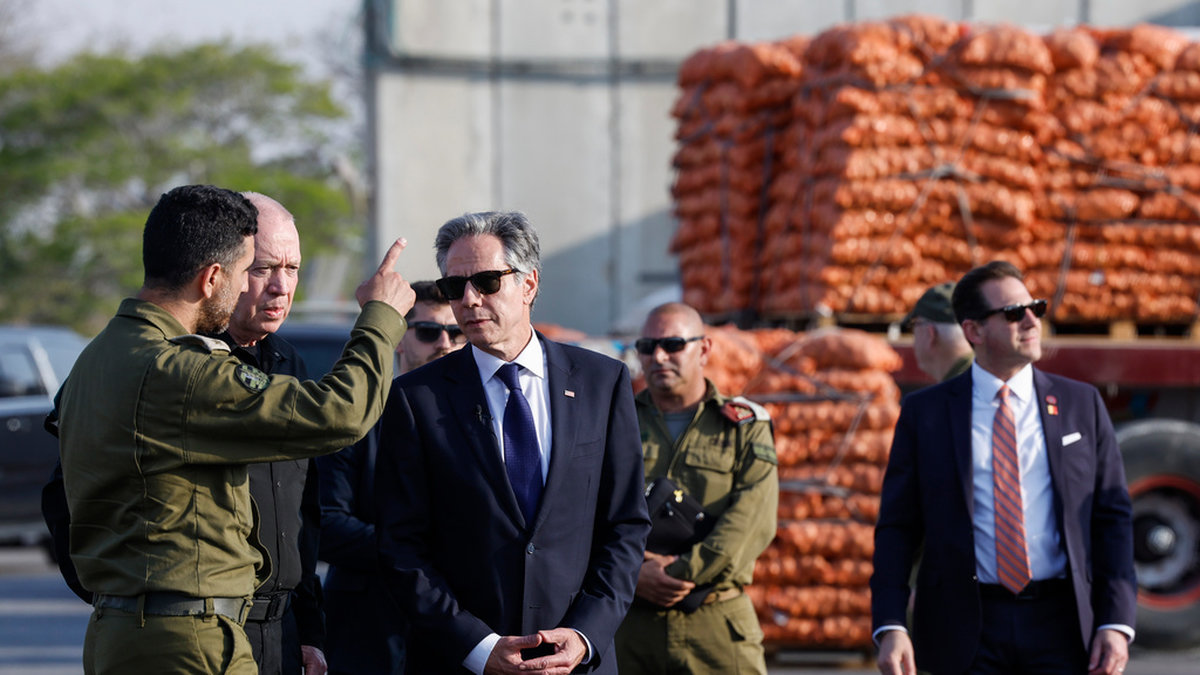 USA:s utrikesminister Antony Blinken går runt med Israels försvarsminister Yoav Gallant vid gränspassagen Kerem Shalom mellan Gaza och Egypten den 1 maj. Gränspassagen har nu stängts efter raketbeskjutning mot området från Hamas.
