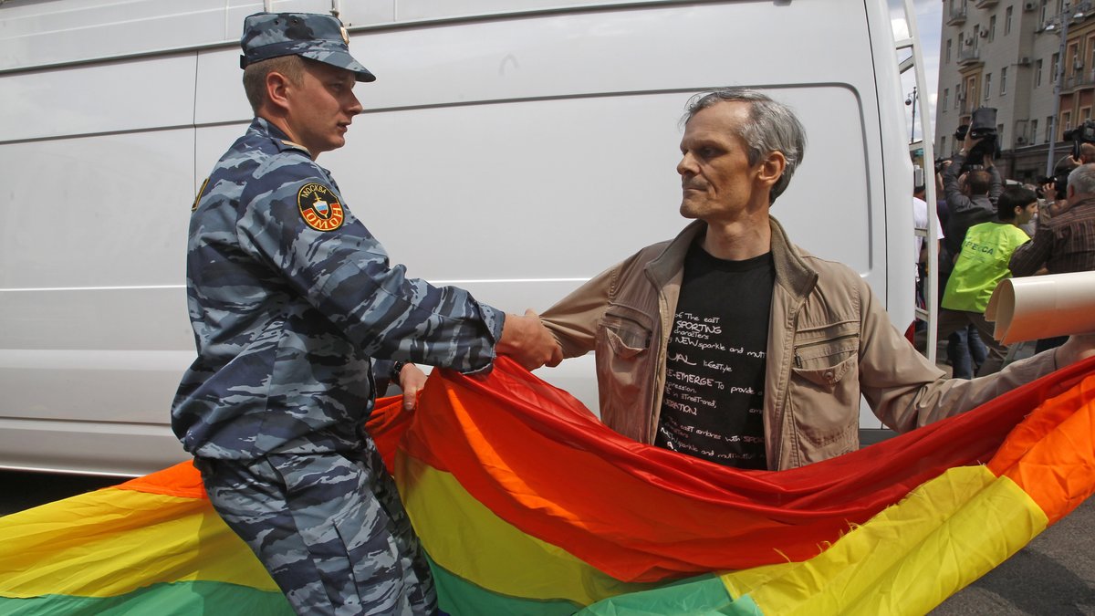 Rysk polis arresterar en man med regnbågsflaggan, 2012. 