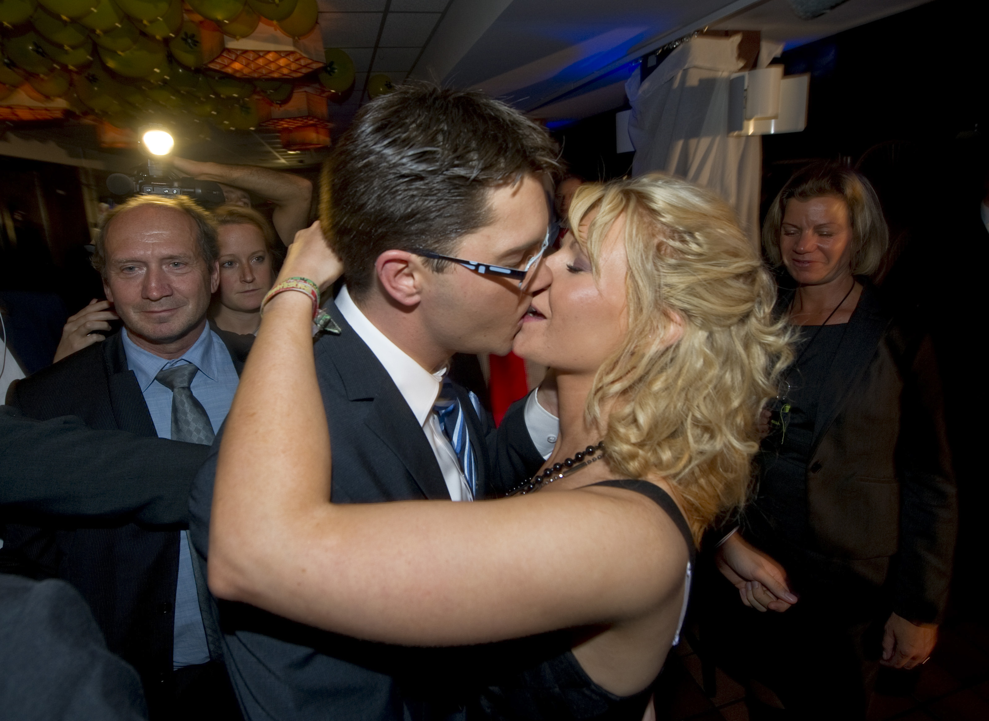 Jimmie Åkesson kysser sin flickvän under valfirandet.