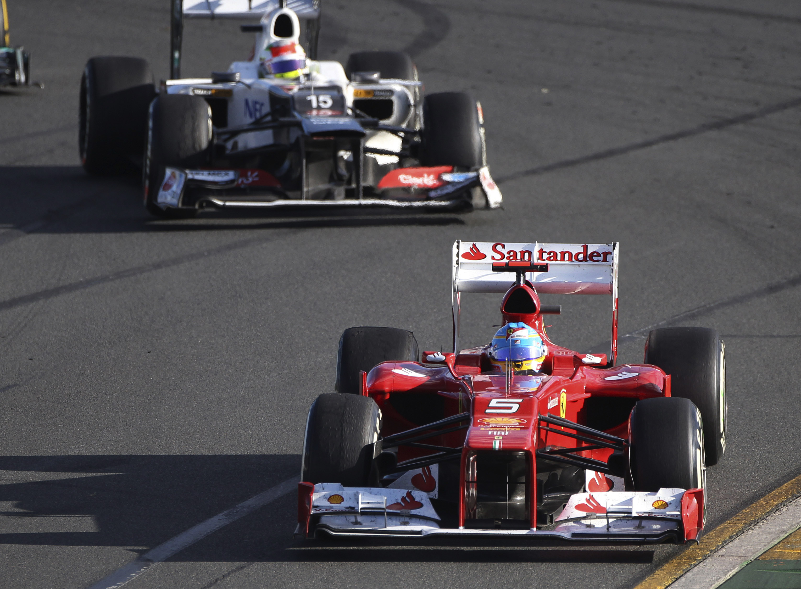 Tätt följd av skrällen Sergio Perez (Sauber) som kört smart och utmanade Alonso om segern. 