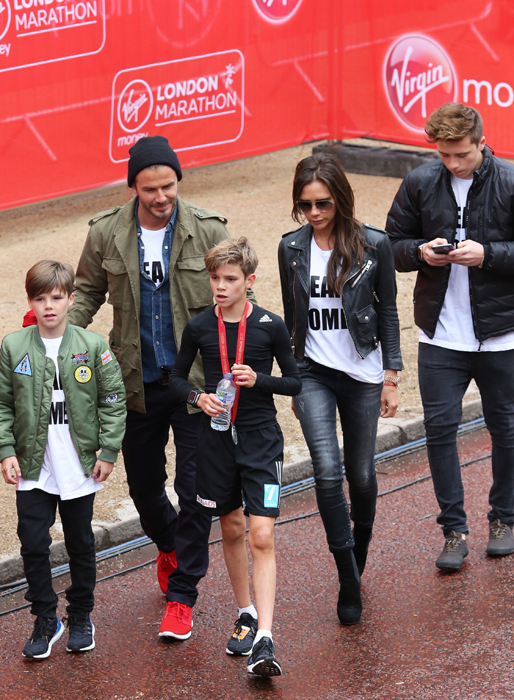 David och Victoria Beckham med sina söner Romeo, Cruz och Brooklyn efter att Romeo sprang barn-marathon i London. David och Victoria Beckham med sina söner Romeo, Cruz och Brooklyn efter att Romeo sprang barn-marathon i London.
