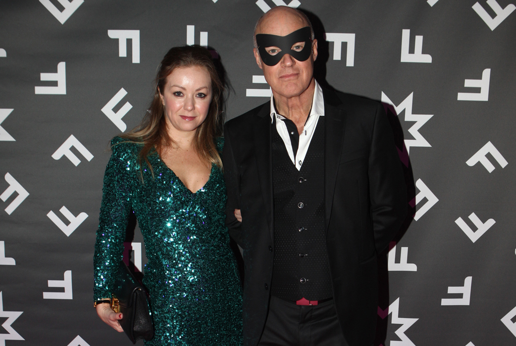Stefan Sauk bejakade sin teatraliska sida. Stefan Sauk bejakade sin teatraliska sida.