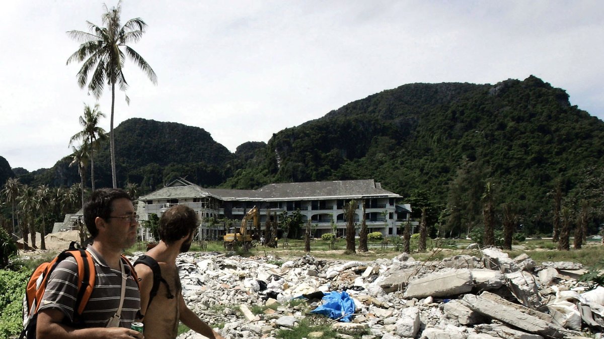 Två turister vandrar över Koh Phi Phi, Thailand, ett år efter tsunamin.