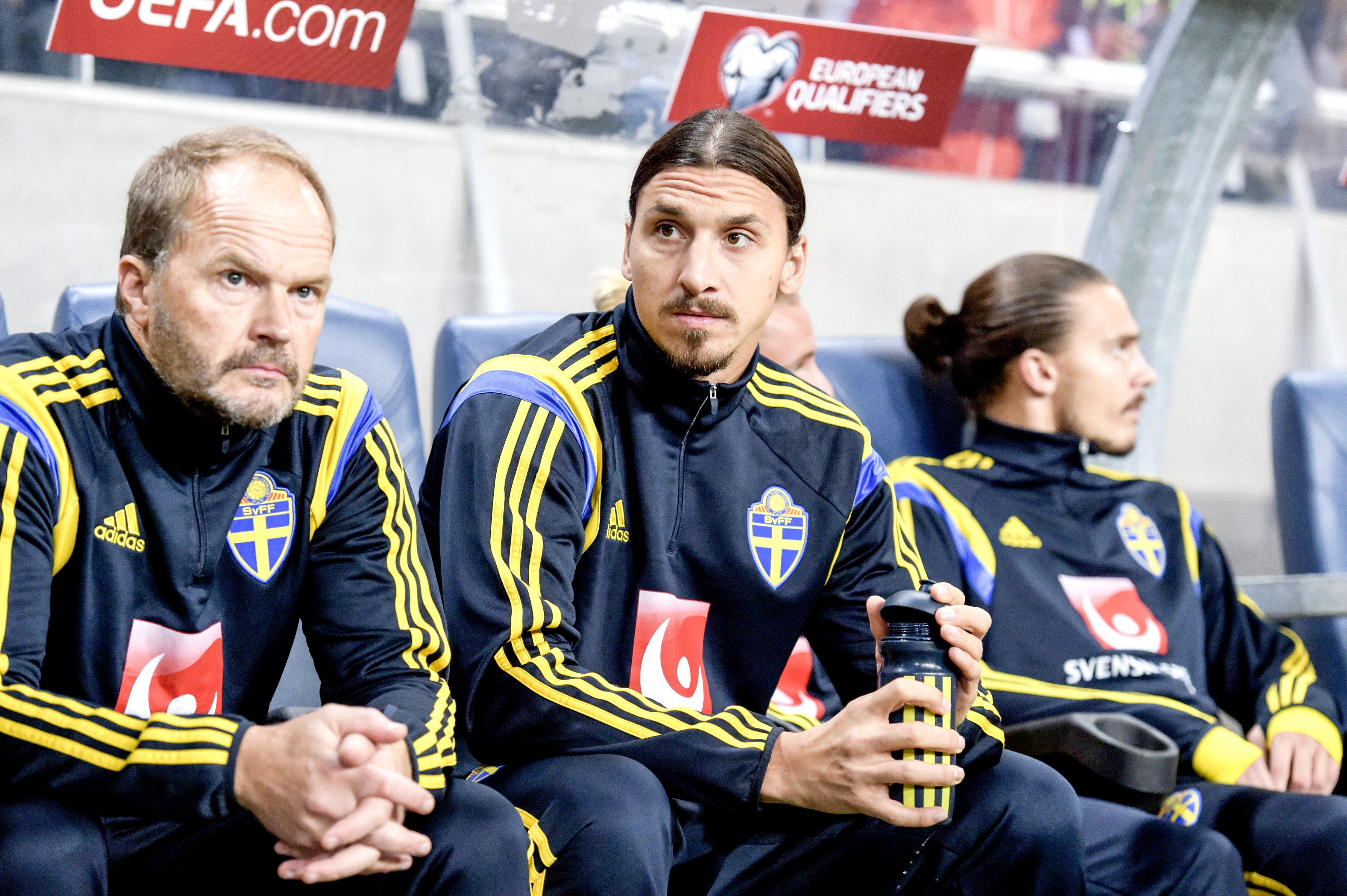 Zlatan på bänken. Zlatan på bänken.