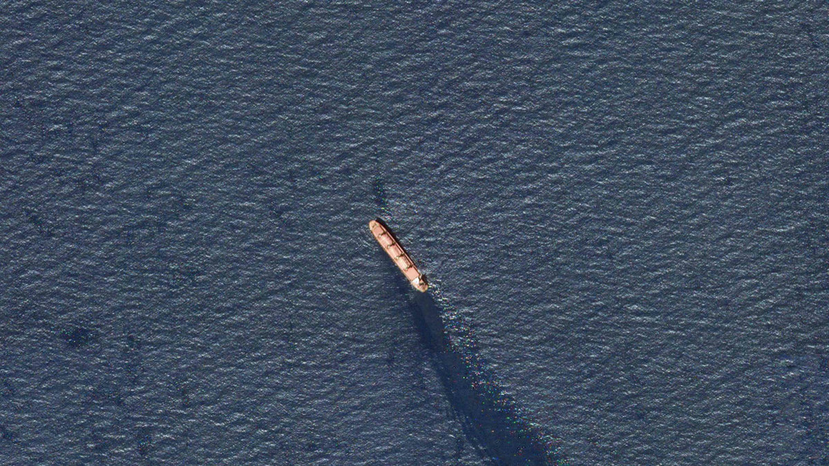 Satellitbild på Rubymar i södra Röda havet den 20 februari, läckandes olja. Arkivbild.