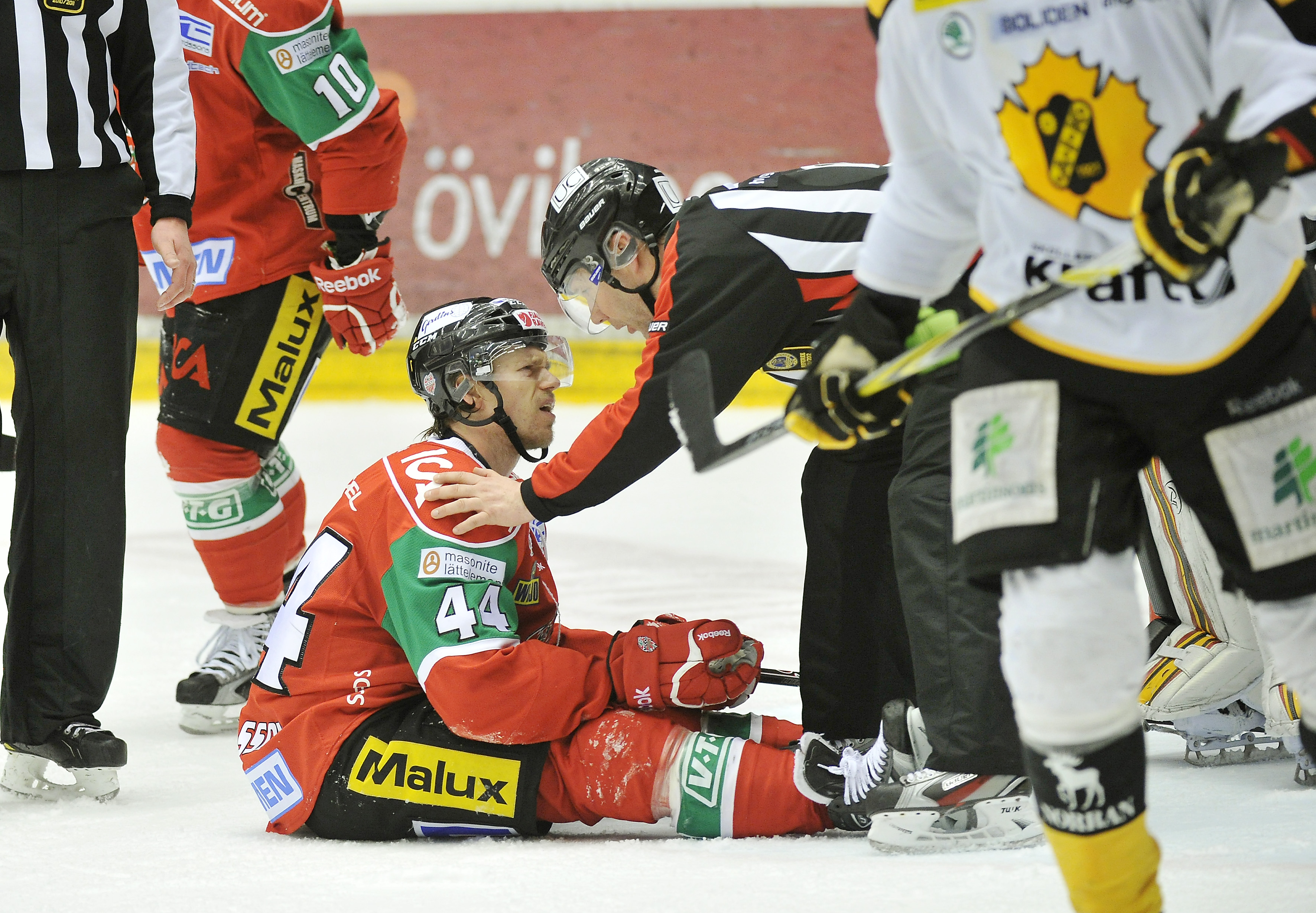 En något oväntad buse är Modos Nicklas Danielsson. Här i samspråk med domare, en vana för den Uppsalafostrade forwarden denna säsong. En något oväntad buse är Modos Nicklas Danielsson. Här i samspråk med domare, en vana för den Uppsalafostrade forwarden denna säsong.