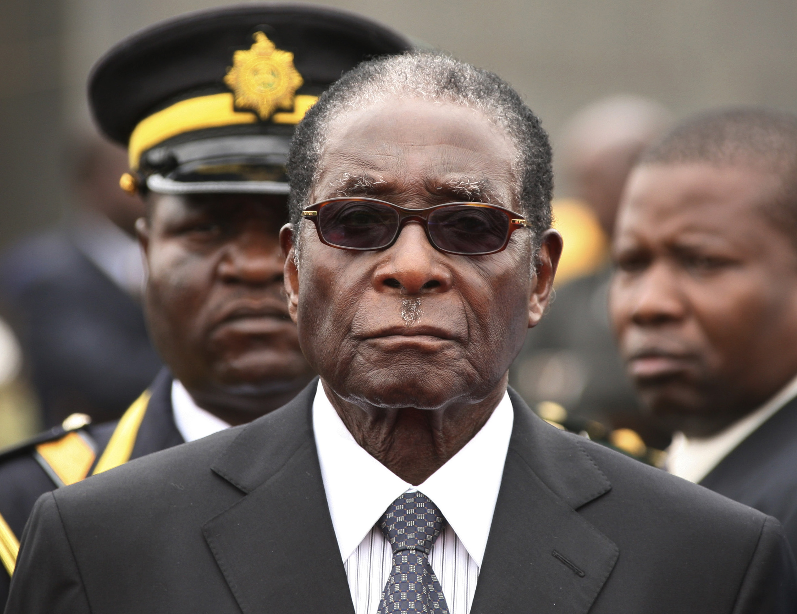 Robert Mugabe - Har styrt Zimbawe sedan 1980. Mugabe anklagas som många andra diktatorer för att rigga valen och kontrollera landets samtliga medier. Hans främsta politiska utmanare, Morgan Tsvangirai, har flera gånger utsatts för fysiska angrepp. Sedan 2