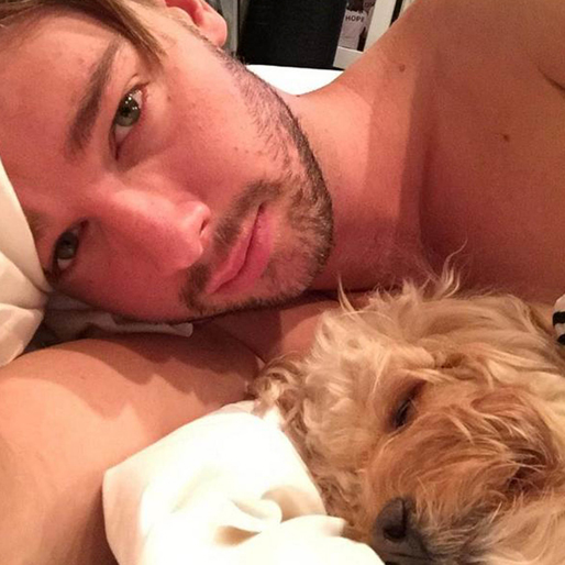 Mileys nya pojkvän Patrick Schwarzenegger bjuder på en selfie. Mileys nya pojkvän Patrick Schwarzenegger bjuder på en selfie.