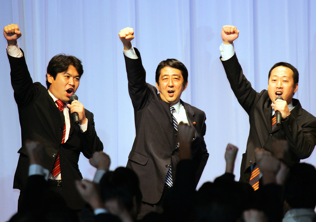 Shinzo Abe vann uppgörelsen om partiledarskapet i LDP i slutet av år 2006. Sedan utsågs han till Japans yngste premiärminister. Här poserar han på en kampanjscen tillsammans med partikamraterna Yohei Matsumoto (vänster) och Yoshihiko Fukuda (höger). Arkivbild.