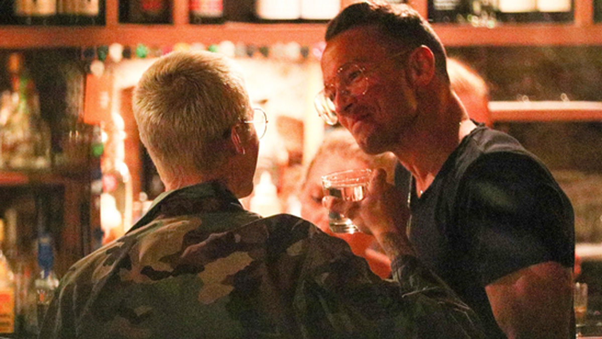 Och den som ska hjälpa Bieber att hitta kärleken är hans vän, prästen Carl Lentz. Här ses dom på en bar tillsammans. 