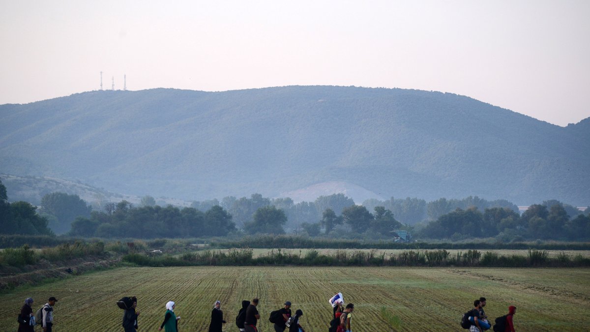 Vandrande flyktingar på gränsen mellan Grekland och Makedonien. 