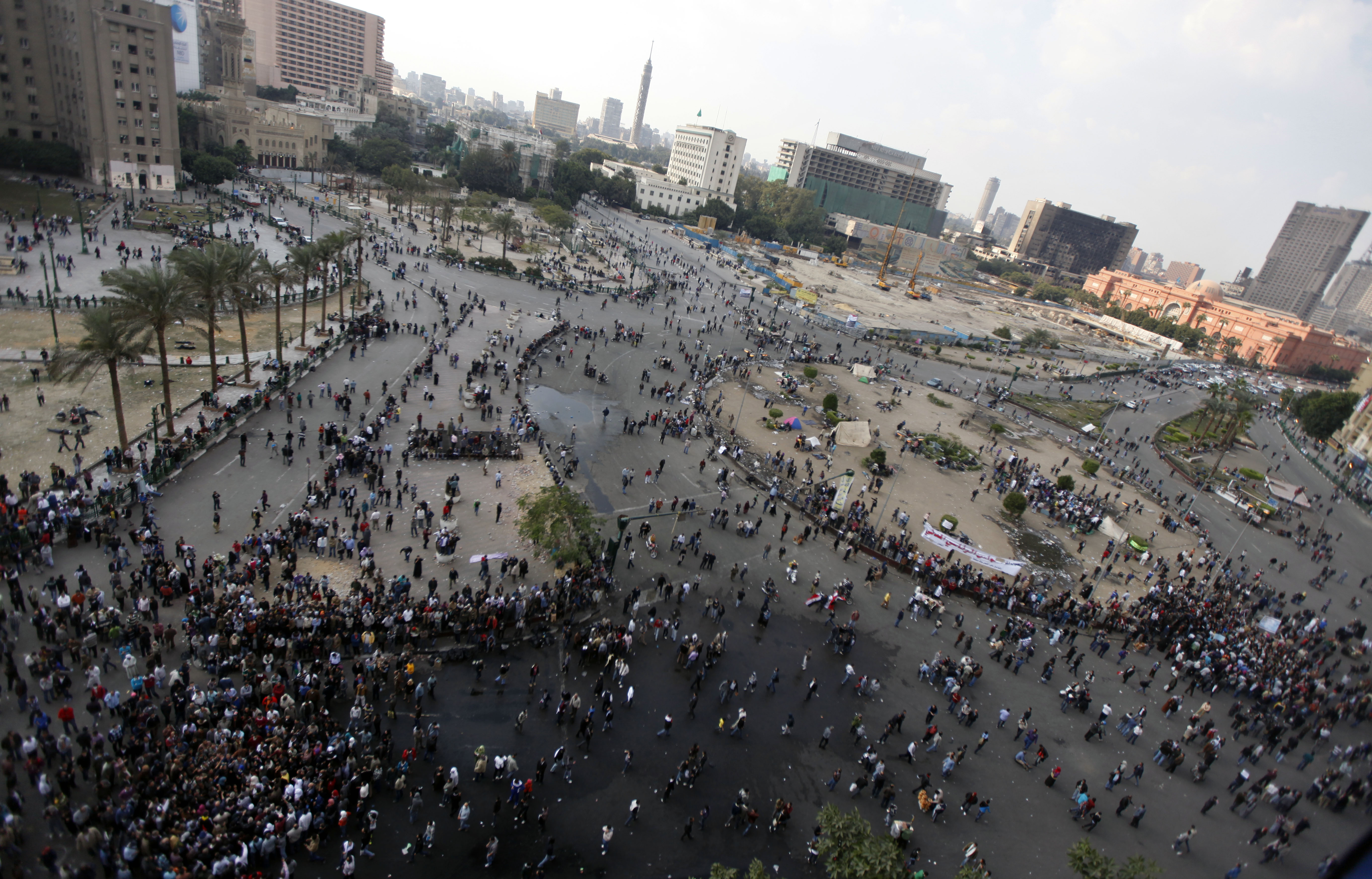 Demonstranter samlar sig på Tahrirtorget för att gå till motattack mot polisen (utanför bild).