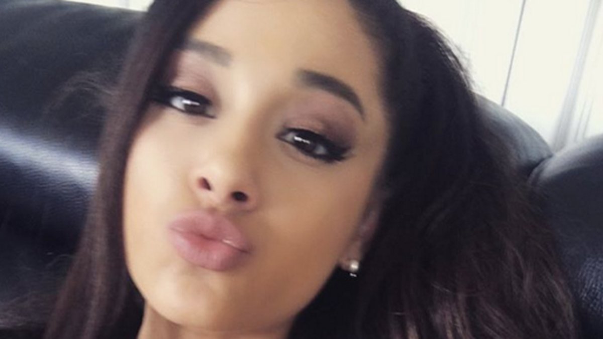 Ariana Grande bjuder på en selfie. 