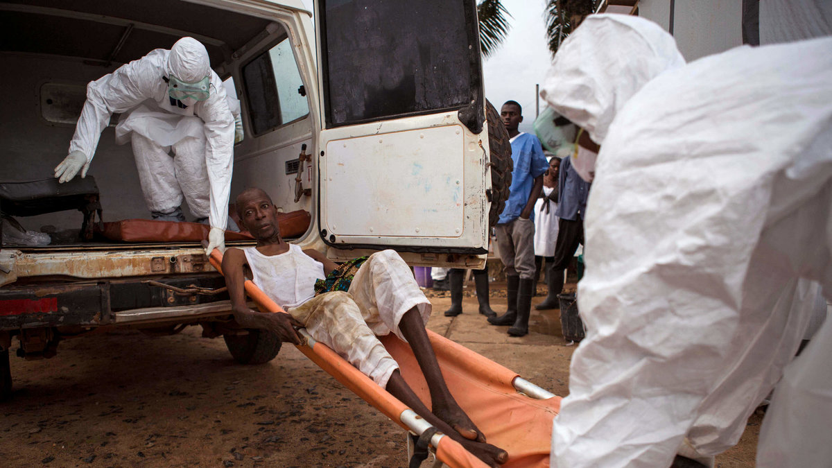 2014 års utbrott av ebola i Västafrika var grund för många nyheter även 2015. Liberia, Guinea och Sierra Leone är några av de länder som drabbats hårdast. Enligt WHO har drygt 11 300 människor dött av sjukdomen, men då det är länderna själva som rapporterar kan det röra sig om fler.