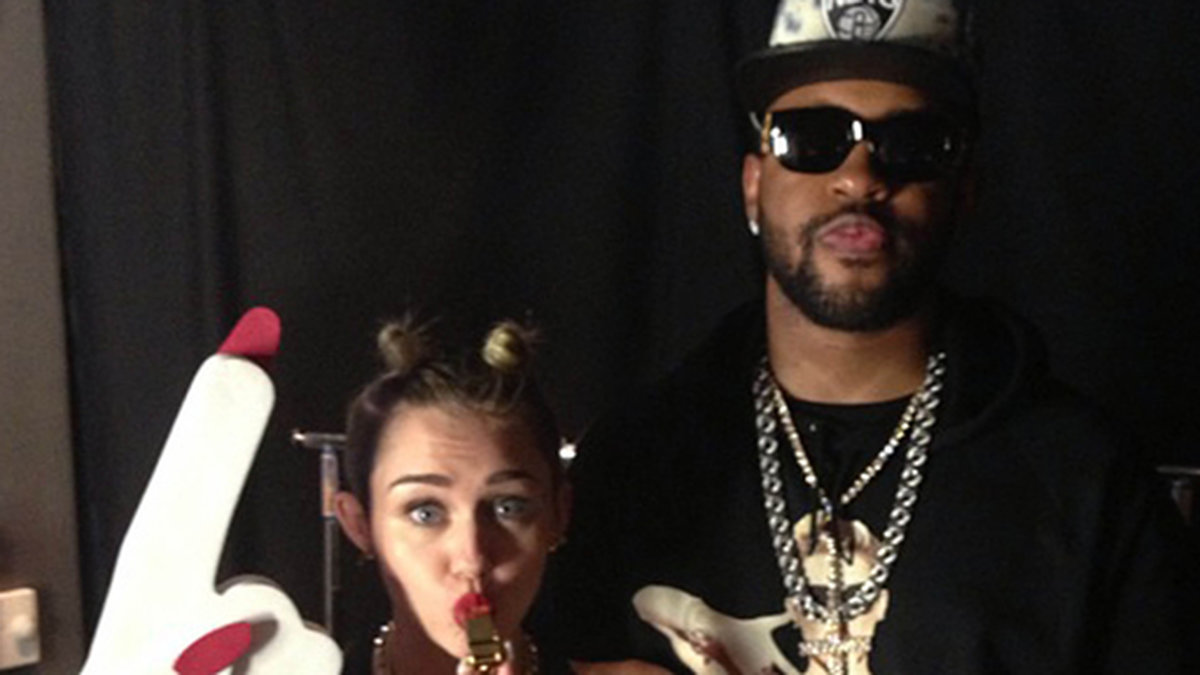 Miley hänger backstage på VMA-galan i helgen. 