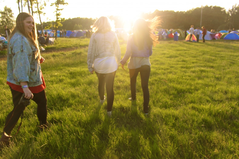 Till vänster ser vi Festival24s Petronella och i motljuset är två av våra andra SBSare. Till vänster ser vi Festival24s Petronella och i motljuset är två av våra andra SBSare.