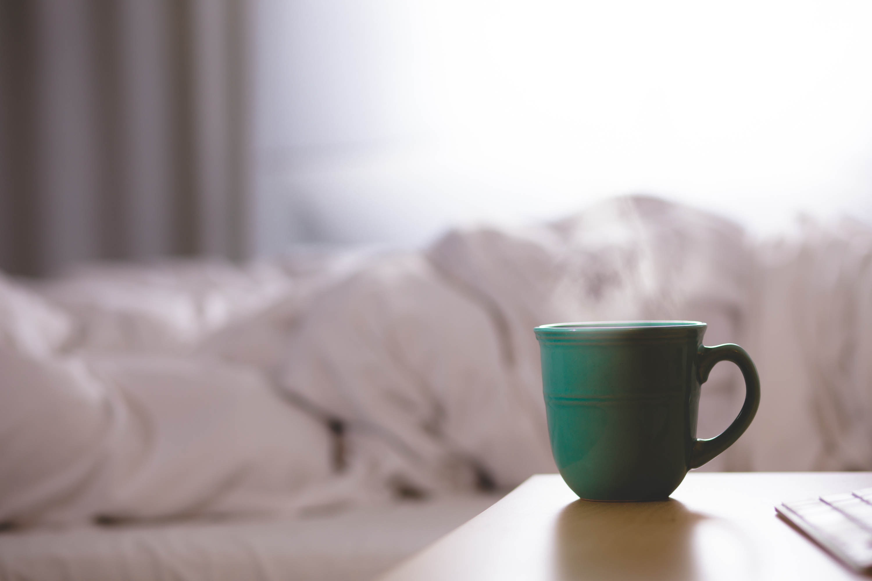 Kaffemugg vid sängkant Kaffemugg vid sängkant