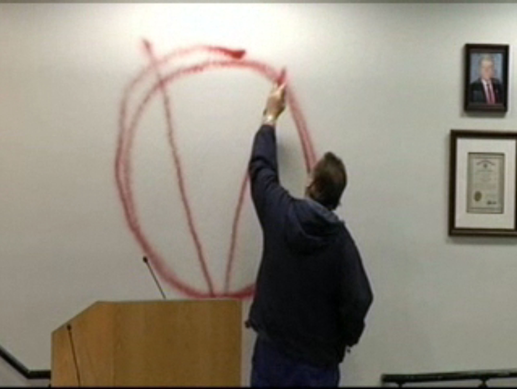 Han inledde med att rita ett "V" med en cirkel runt. V som i Vendetta. 